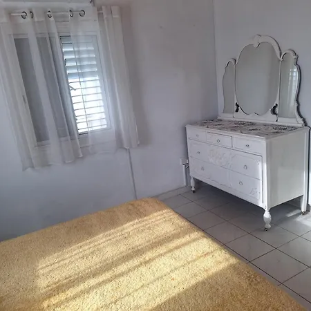 Big House Near Sea, Shared Swimming Pool 보로클리니